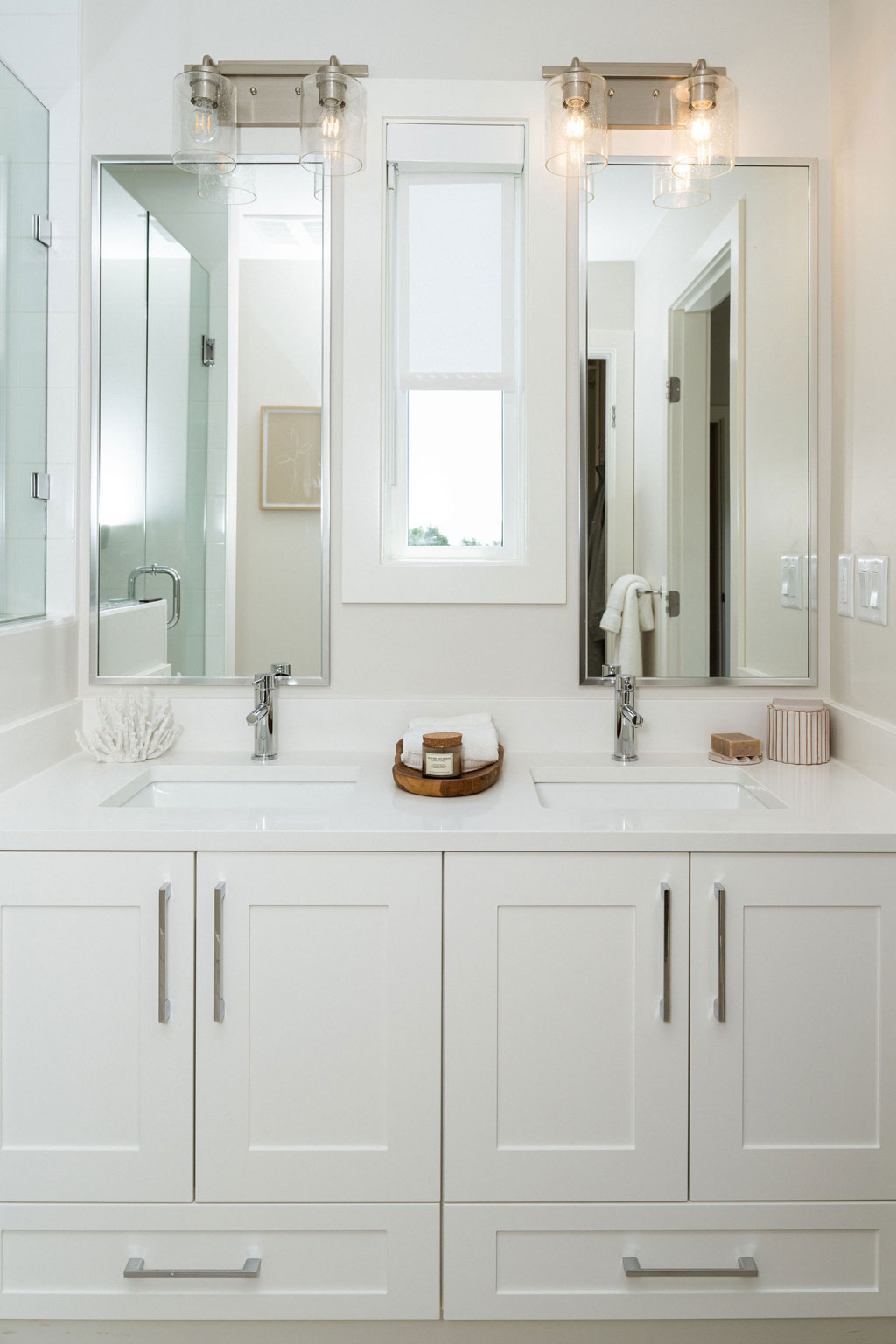 http://fox%20and%20aikins%20unit%20bathroom%20view%20of%20double%20sink%20and%20mirrors